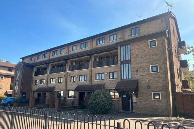 Studio flat on 13, Beech Court, Rednal, £635/mo