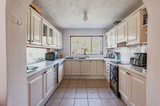 197, Smallfield Road, Horley photo 4