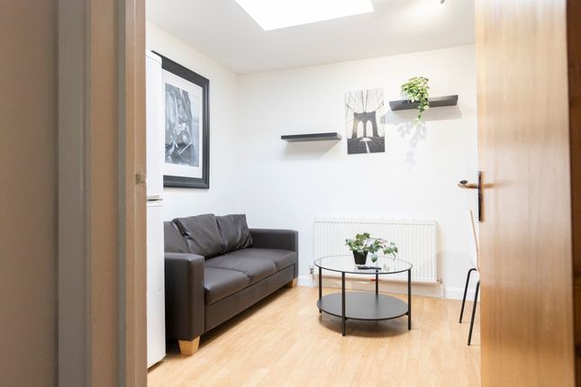 Flat to rent in Nightingale Road, London