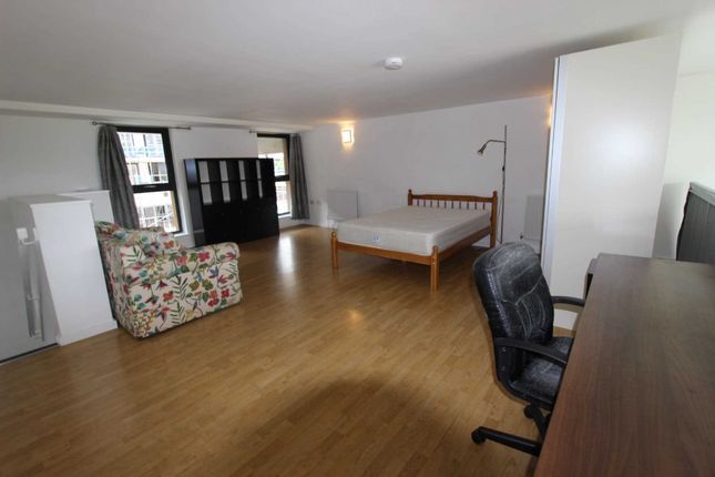 Flat to rent in Issognis House, Acton
