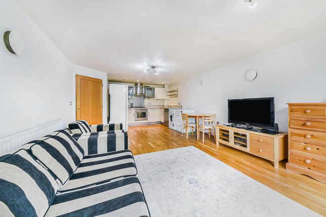 Thumbnail Flat for sale in Pampisford Road, South Croydon