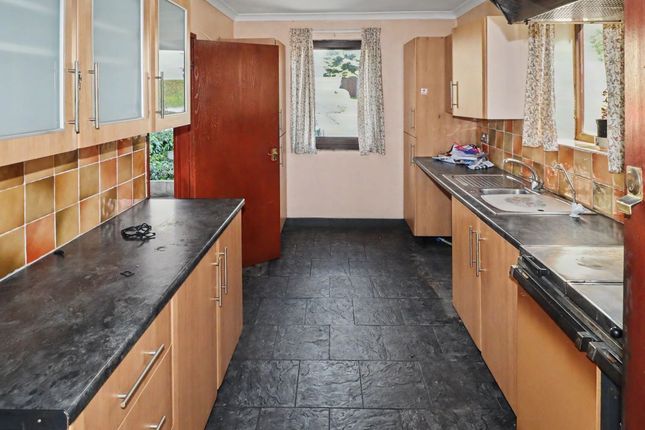 12, Little John Crescent, Wakefield photo 4