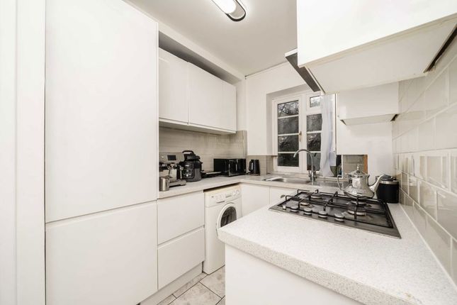 Flat 29, Gunnersbury Court, Bollo Lane, London photo 3
