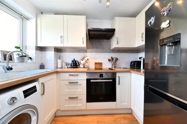 40, Lime Close, Stevenage photo 3