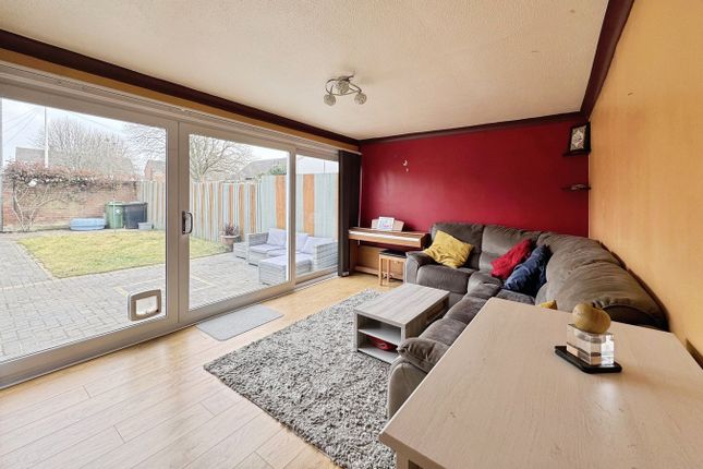 17, Glebe Gardens, Harlington photo 3