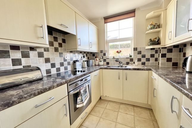 Flat 2 Ernsborough Court, Fairpark Road, Exeter photo 3