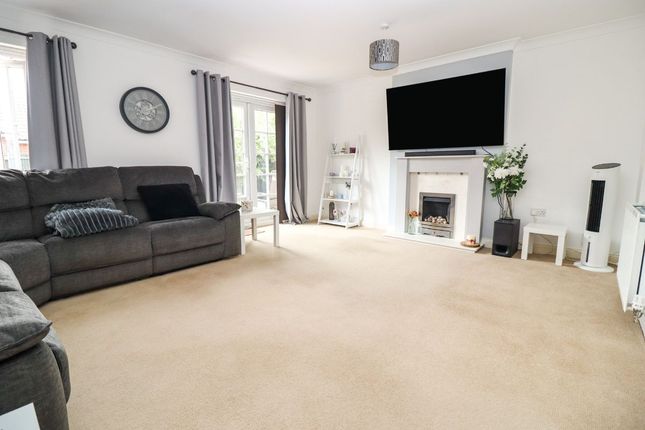 12, Woodpecker Gardens, Bedford photo 3