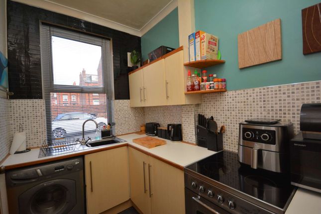 8, Lytham Grove, West Yorkshire photo 3