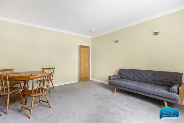 Flat to rent in Great North Road, East Finchley, London