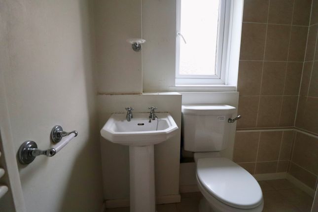 76, Basildon photo 3