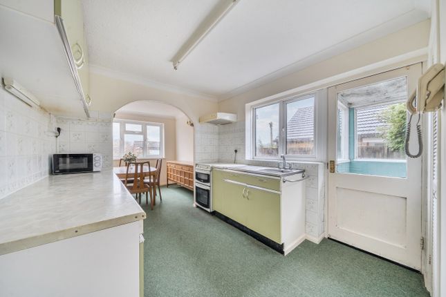 4, Farnham Park Close, Surrey photo 2