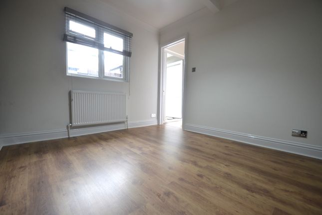 Flat to rent in Long Lane, Staines-Upon-Thames
