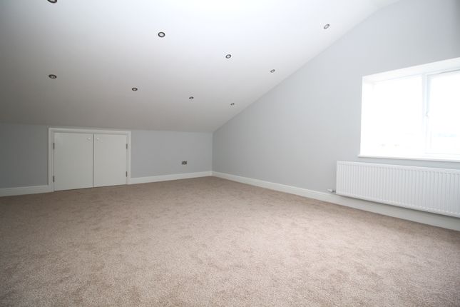 Flat 12 Harrington House, Brighton Road, Horsham photo 3