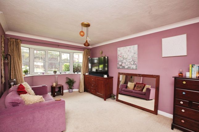 22, Lindisfarne Way, Torquay photo 2