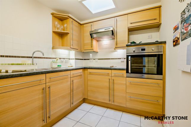 34 Farringford Court, Avenue Road, Lymington photo 4