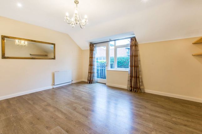 Thumbnail Flat to rent in Elland Close, New Barnet, Barnet