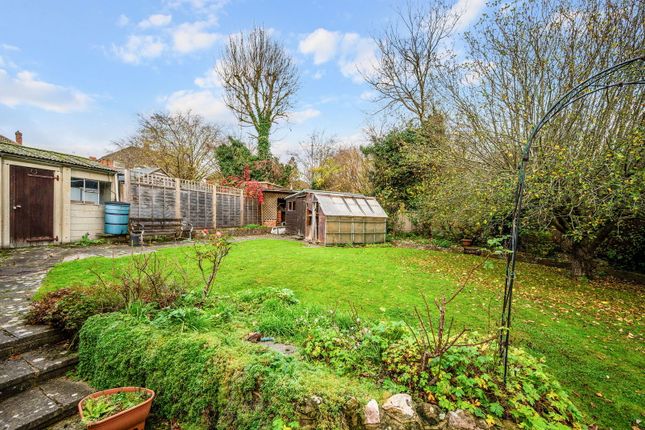 27, Dewlands, Godstone photo 3