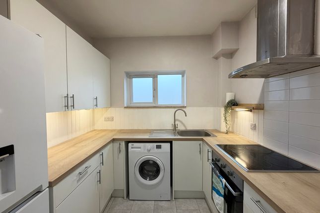 Flat 9, The Oaks 58a, Bonehurst Road, Horley photo 4