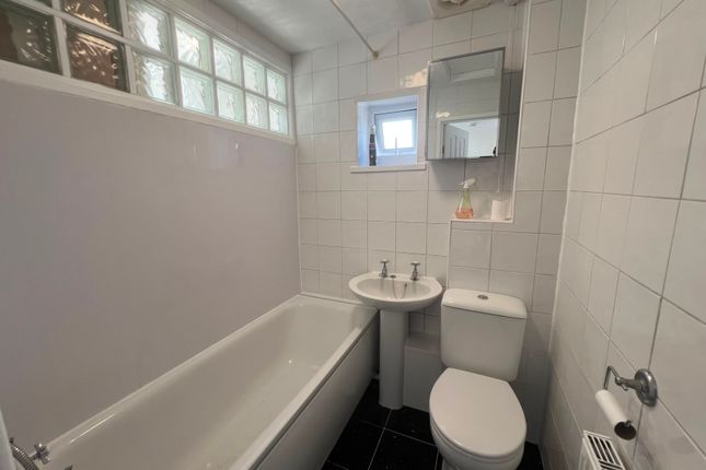 5B, Uppercliff Close, PENARTH photo 4