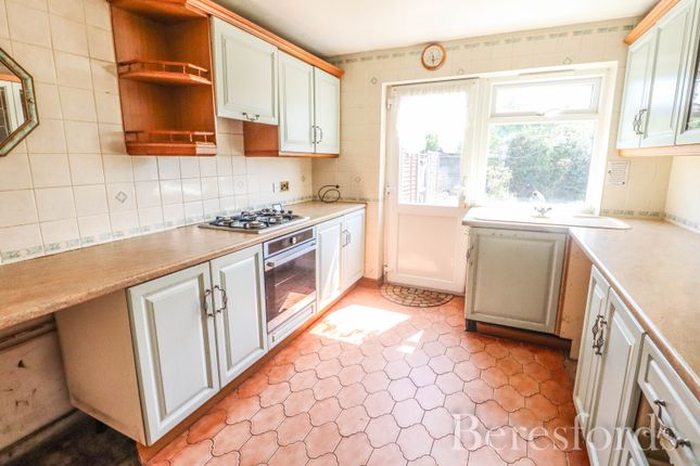 28, Sycamore Close, Essex photo 4