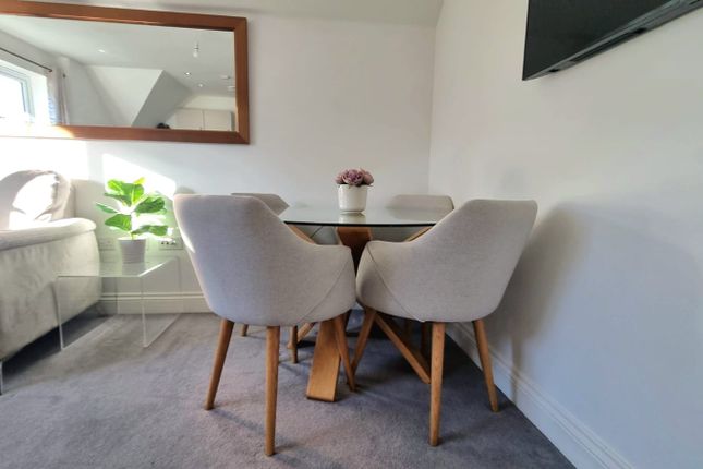18, Jasmine Square, Reading photo 4