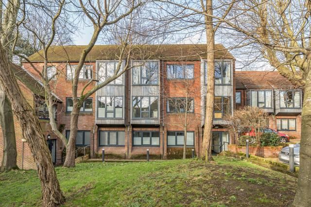 2-bed flat on 6, Friary Court, Aylesbury, £200,000