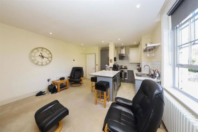 Flat 6  Harefield House, High Street, Uxbridge photo 4