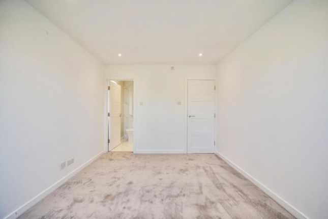 Flat 5, Westleigh Court 122-124 Nether Street, London photo 4