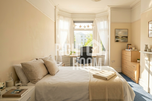 2 Gordon Avenue, Southampton photo 3