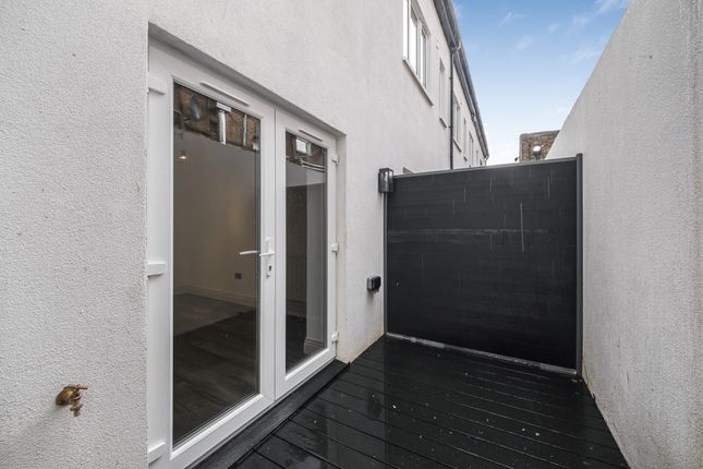 Flat to rent in Millers Terrace, London