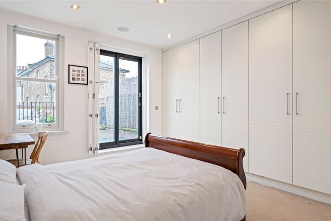 Terraced house for sale in Southgate Road, Islington, London