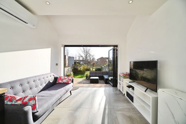 34, The Limes Avenue, London photo 4