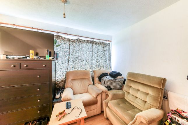 88, Illingworth Close, Mitcham photo 3