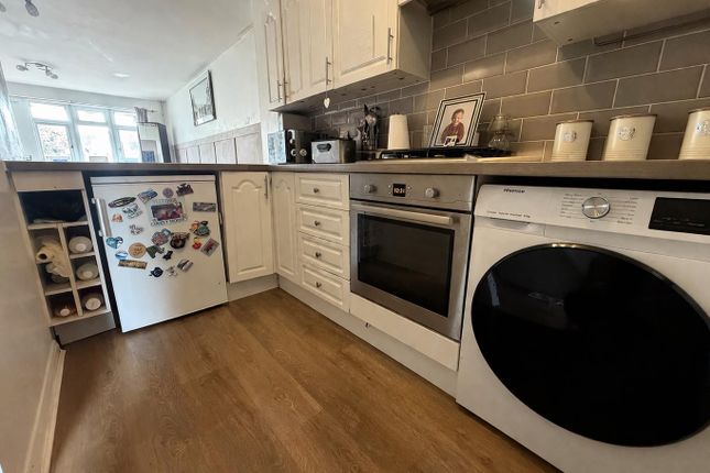 29., Tenterfields, Basildon photo 3
