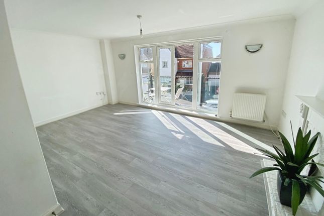 37, Alexandra Corniche, Hythe photo 4