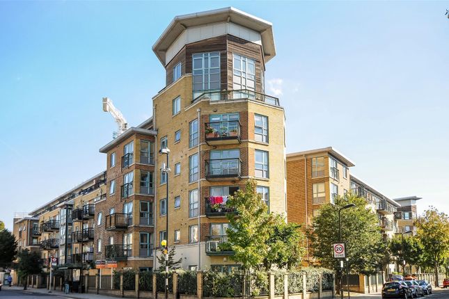Thumbnail Flat for sale in Queens Drive, London