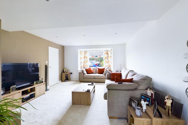 148, Weald Drive, Crawley photo 4