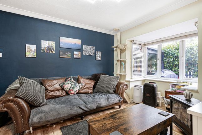 52, Bryony Way, Surrey photo 3