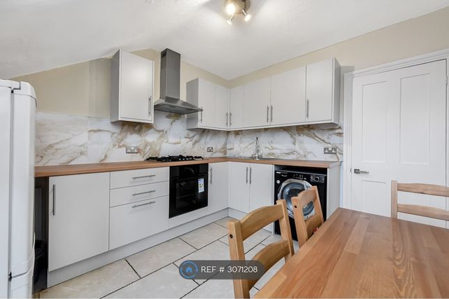Flat, Queens Road, Kingston Upon Thames photo 3