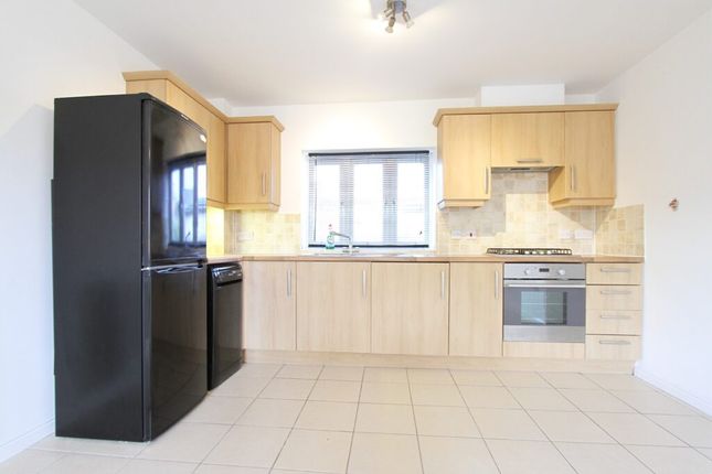 Thumbnail Flat to rent in Collins Drive, Bloxham, Oxon