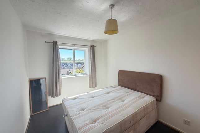 323 Somerset Gardens, White Hart Lane, London photo 4