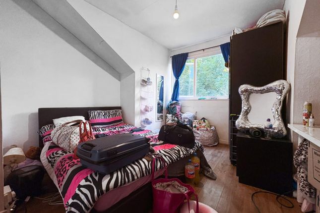Room 5, 24 Village Place, Leeds photo 2