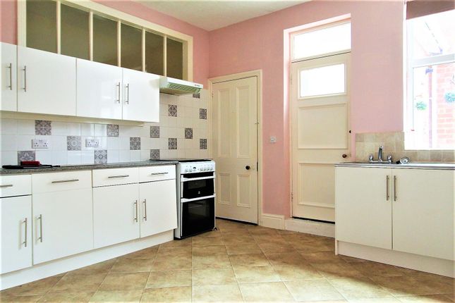 Flat to rent in Holbeck Hill, Scarborough
