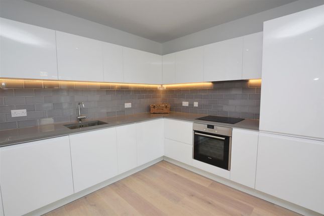 Flat to rent in Laker House, Royal Docks