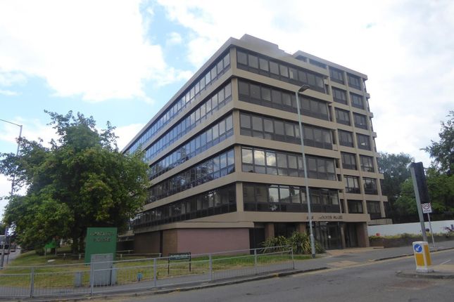 Flat to rent in Hanover House, Reading