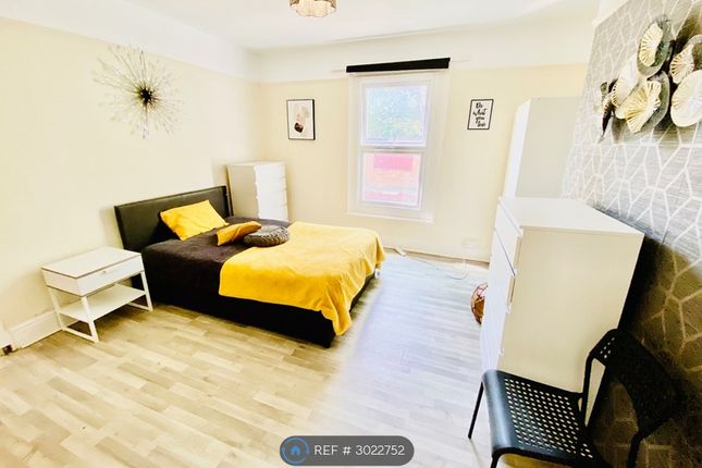 1-bed house on The Close, Rochester, £697/mo