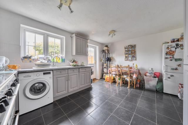52, Westcote Close, Witney photo 4