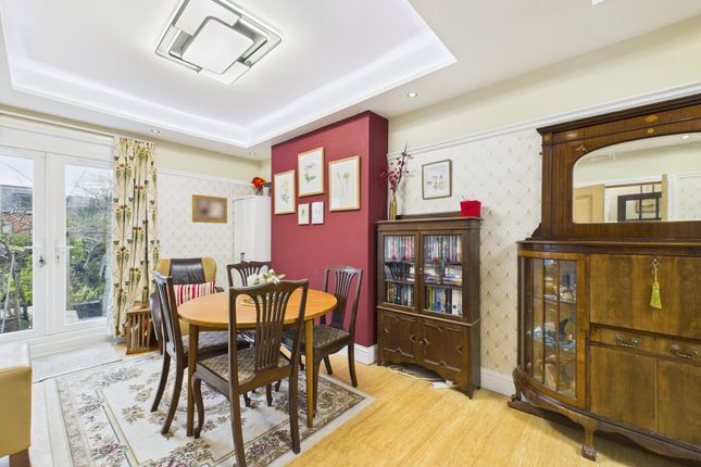 4 Queens Road, High Wycombe photo 3