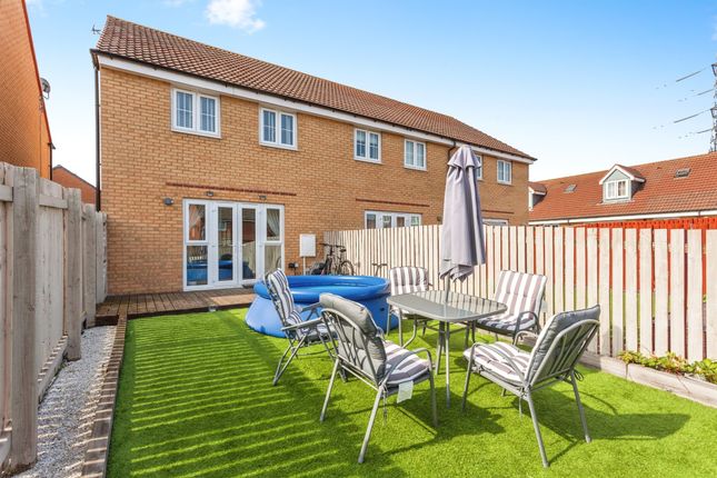 19, Clay Close, Wakefield photo 2