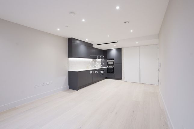 Thumbnail Flat to rent in Venice Court, London